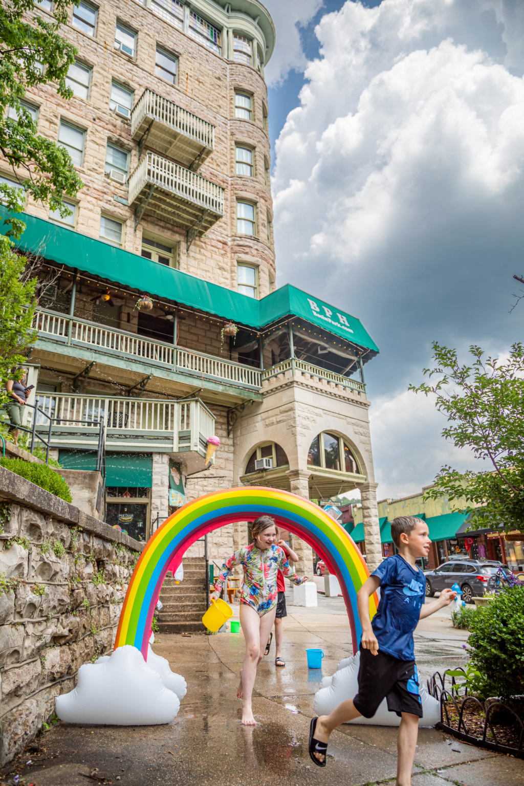 Travel Tips For A Memorable Family Getaway To Downtown Eureka Springs ...